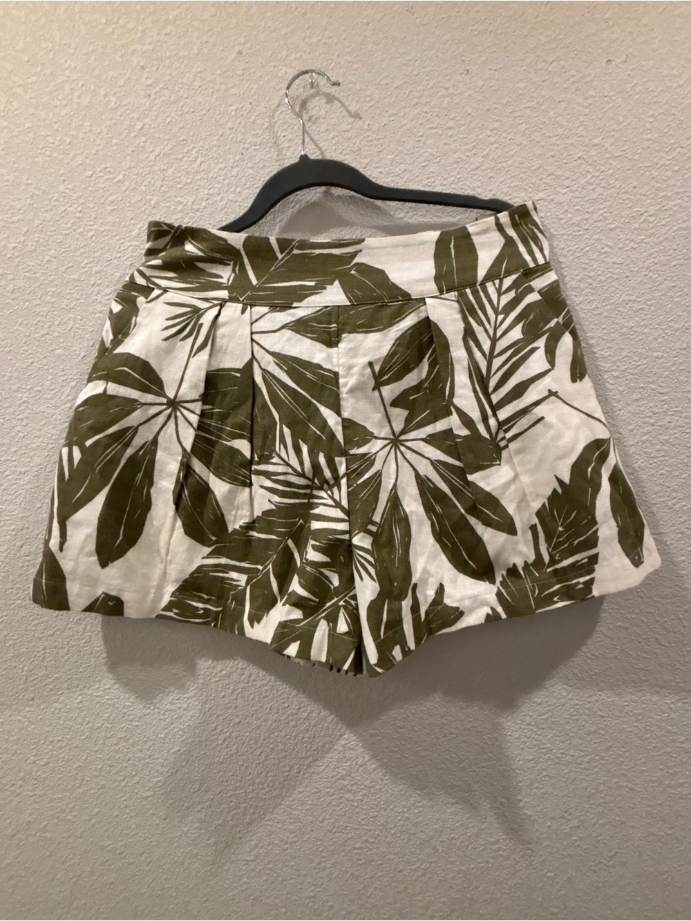 Abercrombie & Fitch Olive Leaf Print Women's Shorts - Olive/White